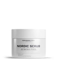 Der weiße Tiegel des Bergamond and Birch Nordic Scrub Aurora Veil steht vor weißem Hintergrund und präsentiert sich als AHA Gesichtspeeling mit vulkanischem Sand und pflanzlicher Hydrating Emulsion.