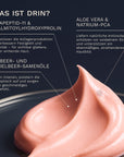 Eine rosafarbene cremige Textur des Bergamond and Birch Peptide Firming Serum No 1337 wird gezeigt während Text Hexapeptid 11 Dipalmitoyl Hydroxyprolin Beeren Samenöle Aloe Vera und Natrium PCA als straffende und feuchtigkeitsspendende Wirkstoffe beschreibt.