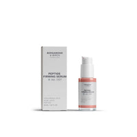 Das Bergamond and Birch Peptide Firming Serum No 1337 steht in einem roséfarbenen Airless Spender neben seiner weißen Faltschachtel und präsentiert sich als modernes straffendes Serum für Männer.