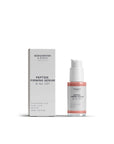 Das Bergamond and Birch Peptide Firming Serum No 1337 steht in einem roséfarbenen Airless Spender neben seiner weißen Faltschachtel und präsentiert sich als modernes straffendes Serum für Männer.