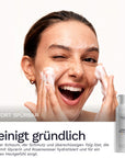 Clarité No. 18 Foaming Facial Wash von Bergamond & Birch – Frau wäscht lachend ihr Gesicht mit sanftem Schaum, Glycerin und Rosenwasser für ein frisches, sauberes Hautgefühl