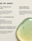 Eine tropfenförmige grünliche Gel Textur des Bergamond and Birch Hand and Body Wash Grapefruit wird gezeigt während Text sanfte Tenside aus Kokosöl Betain Zitronensäure Heidelbeerfruchtextrakt und natürliche ätherische Zitrusöle als reinigende schützende und feuchtigkeitserhaltende Inhaltsstoffe beschreibt.
