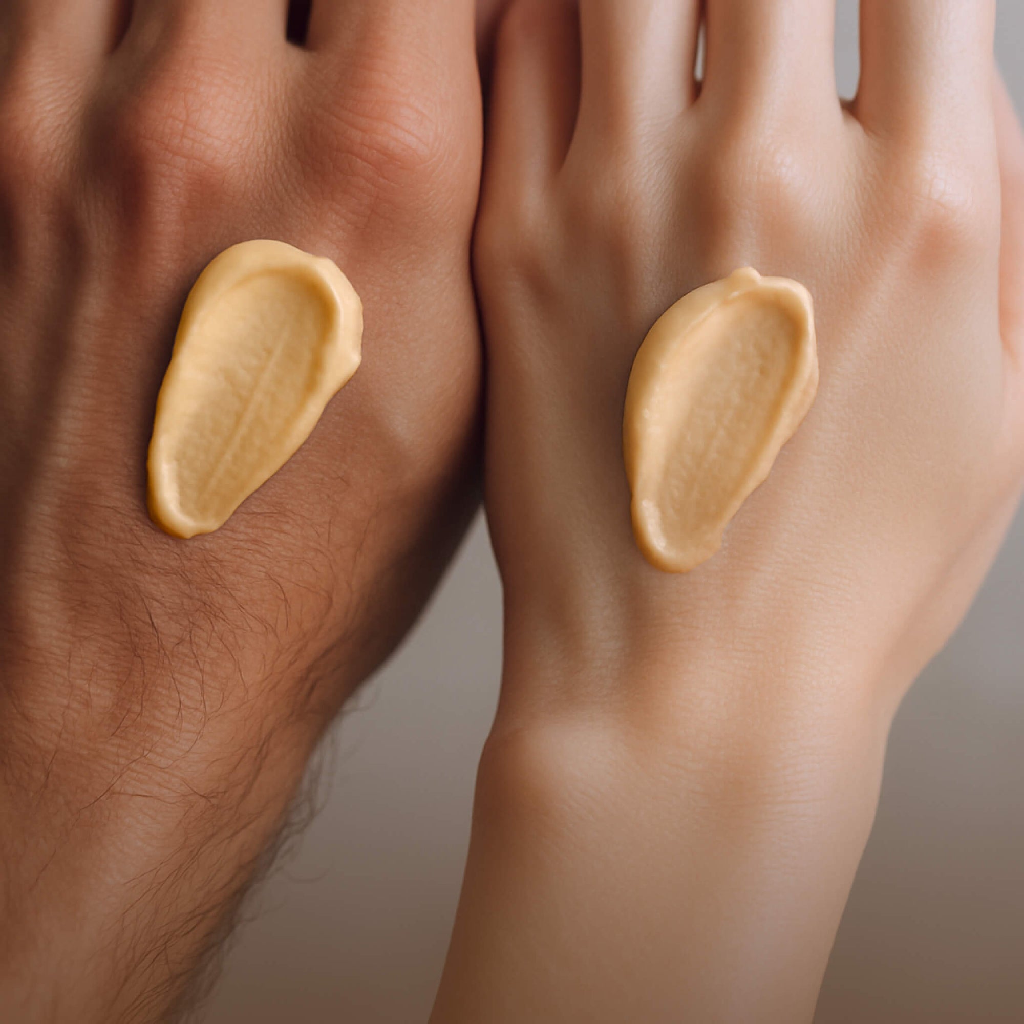 Eine Fraue und Männerhand mit einem Klecks Creme von Bergamond & Birch