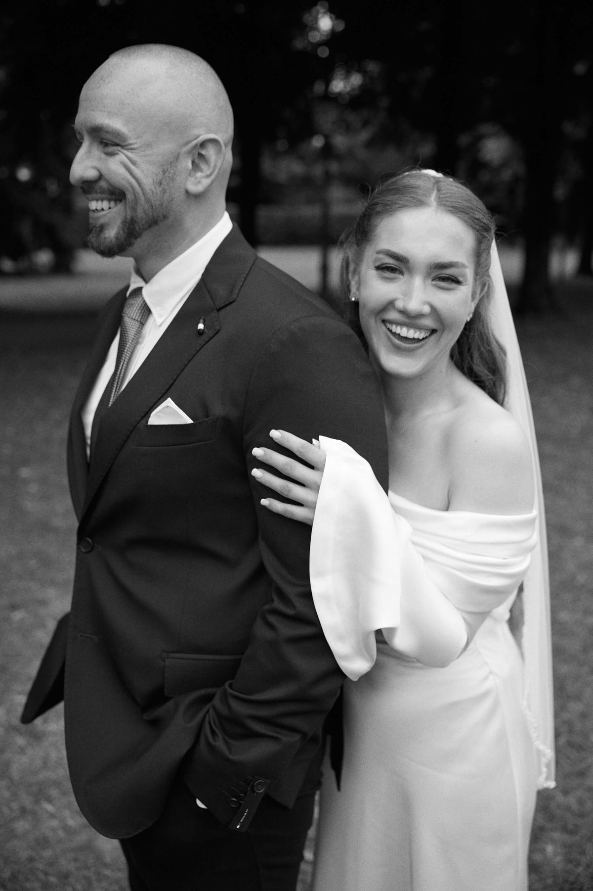 Alina und Tim, Gründer der Premium Skincare Marke Bergamond & Birch aus Düsseldorf – lachend, Schwarz-Weiß-Porträt