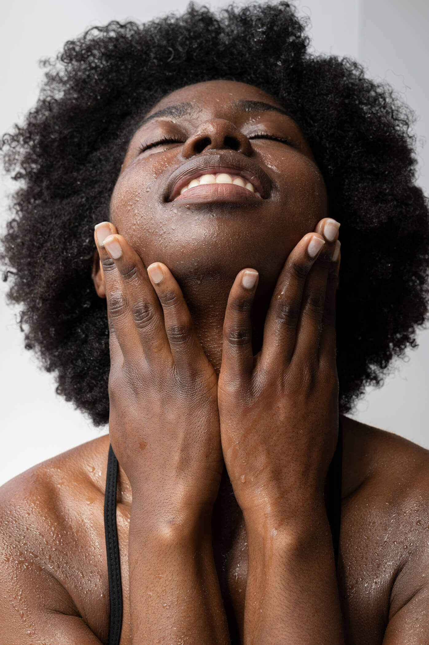 Frau mit strahlend hydratisierter Haut nach der Gesichtspflege – vegane Clean Beauty Skincare von Bergamond & Birch