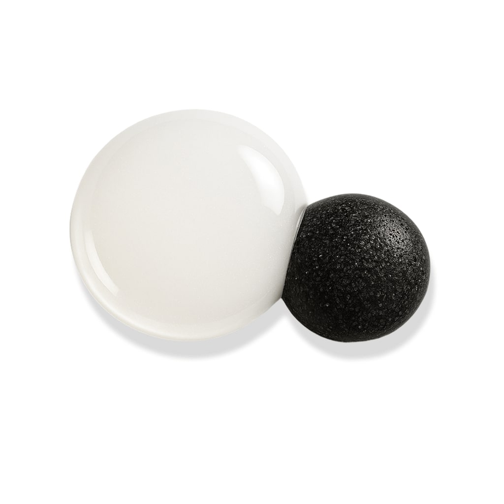 Weiße Geltextur mit schwarzem Peelingpartikel als sanfte Reinigungskomponente.