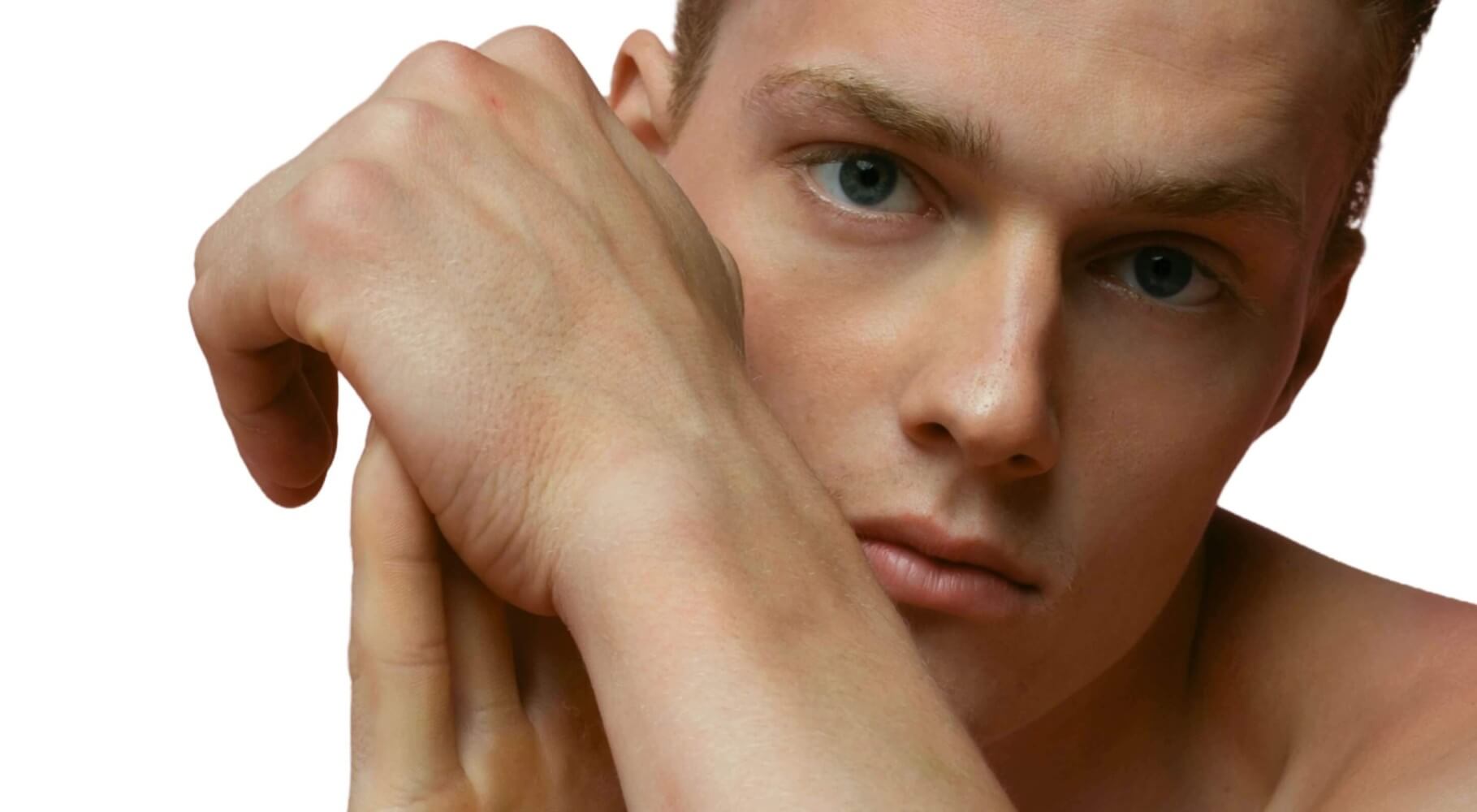 Nahaufnahme eines männlichen Gesichts mit ruhiger Haut als Symbol für Premium-Hautpflege.