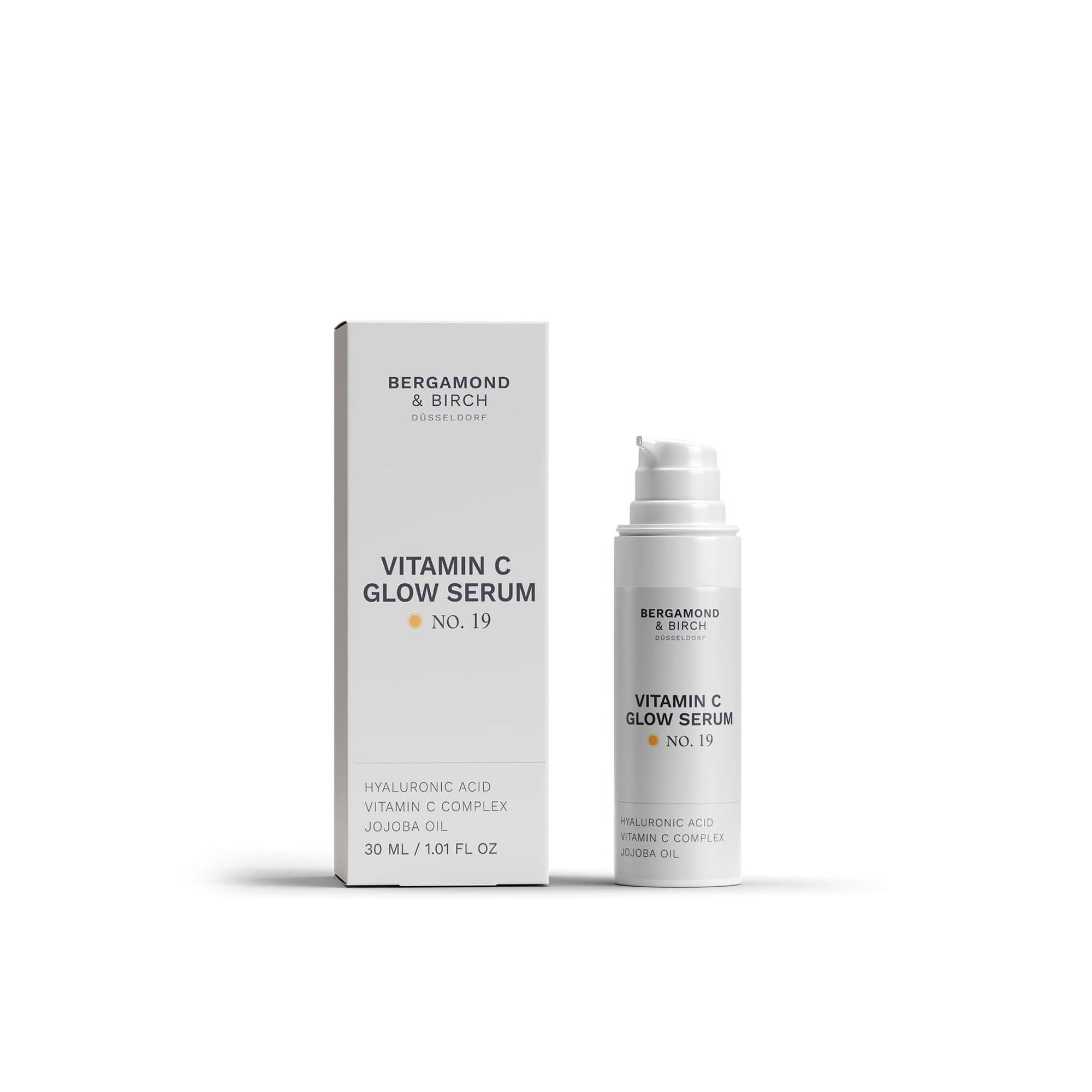 Das Bild zeigt das Bergamond and Birch Vitamin C Glow Serum No 19 mit Faltschachtel als minimalistischen Produktpackshot.