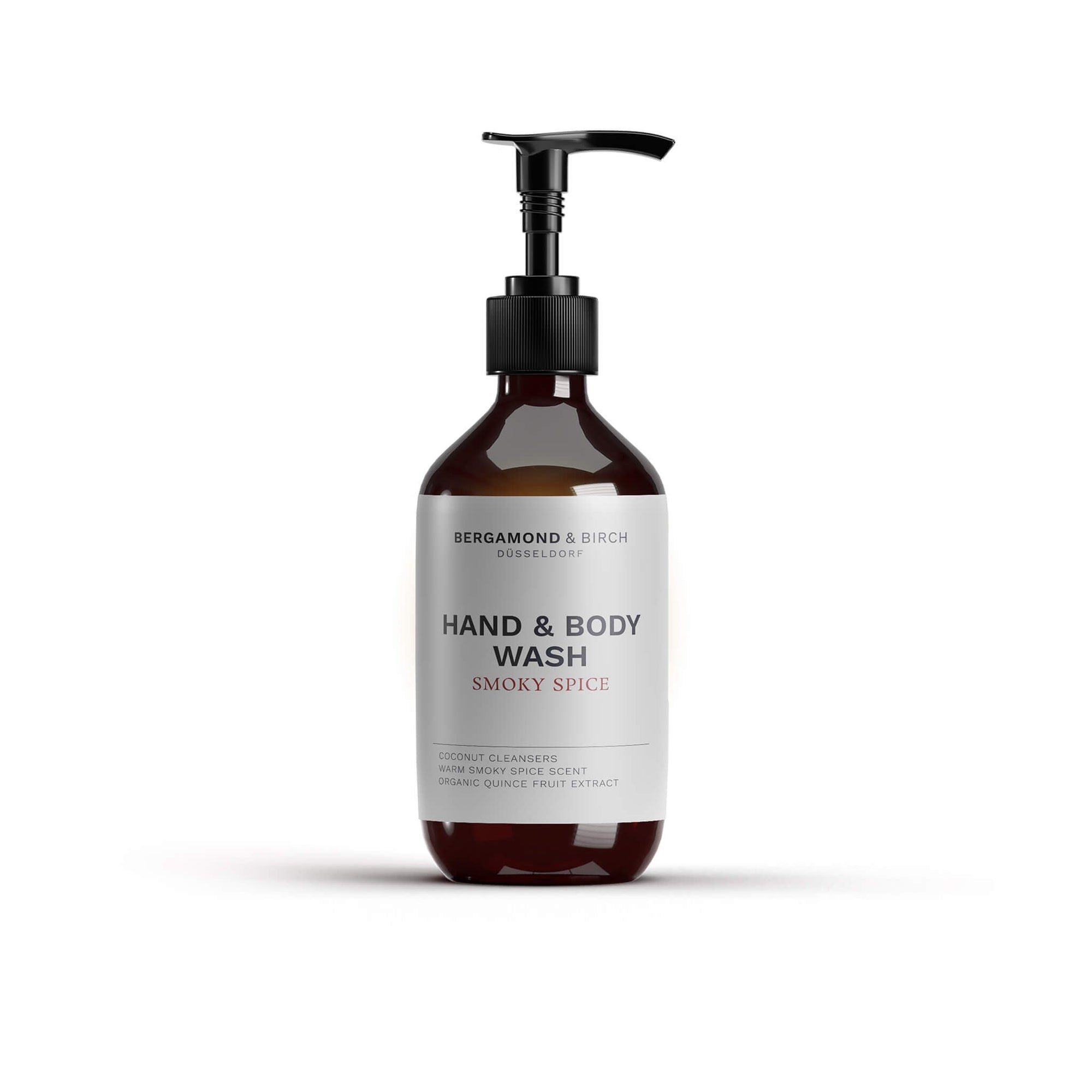 Das Bergamond and Birch Hand and Body Wash Smoky Spice wird als braune Pumpflasche mit weißem minimalistischem Label vor weißem Hintergrund gezeigt und steht für vegane Clean Beauty Körperreinigung mit warm würzigem Duft.