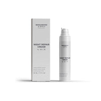 Die Bergamond and Birch Night Repair Cream No 36 steht in einem schlanken weißen Airless Spender neben ihrer minimalistisch gestalteten Faltschachtel und präsentiert sich als nächtliche Pflege für Männerhaut.