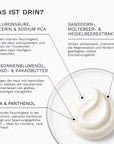  Eine weiße Cremetextur der Bergamond and Birch Body Cream wird aus der Nähe gezeigt während Beschriftungen Hyaluronsäure Glycerin Sodium PCA pflanzliche Buttern Sanddorn und Beerenextrakte sowie Urea und Panthenol mit ihren pflegenden Eigenschaften erklären.

