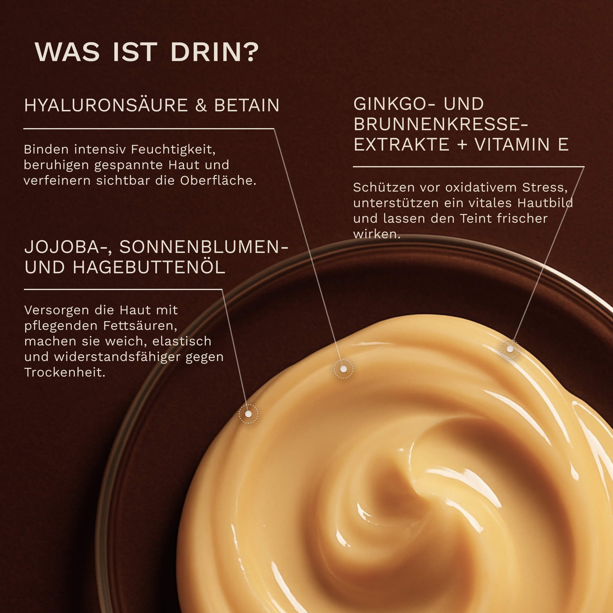 Eine goldene Cremetextur des Bergamond and Birch Body Serum Woody Amber ist in einer Glasschale zu sehen während Beschriftungen Hyaluronsäure Betain pflanzliche Öle sowie Ginkgo Brunnenkresseextrakte und Vitamin E mit ihren pflegenden Eigenschaften erklären.