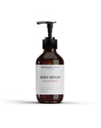 Das Bergamond and Birch Body Serum Spiced Wood wird als braune Pumpflasche mit weißem Label vor weißem Hintergrund gezeigt und steht für vegane Clean Beauty Körperpflege mit warm holzigem Duft.