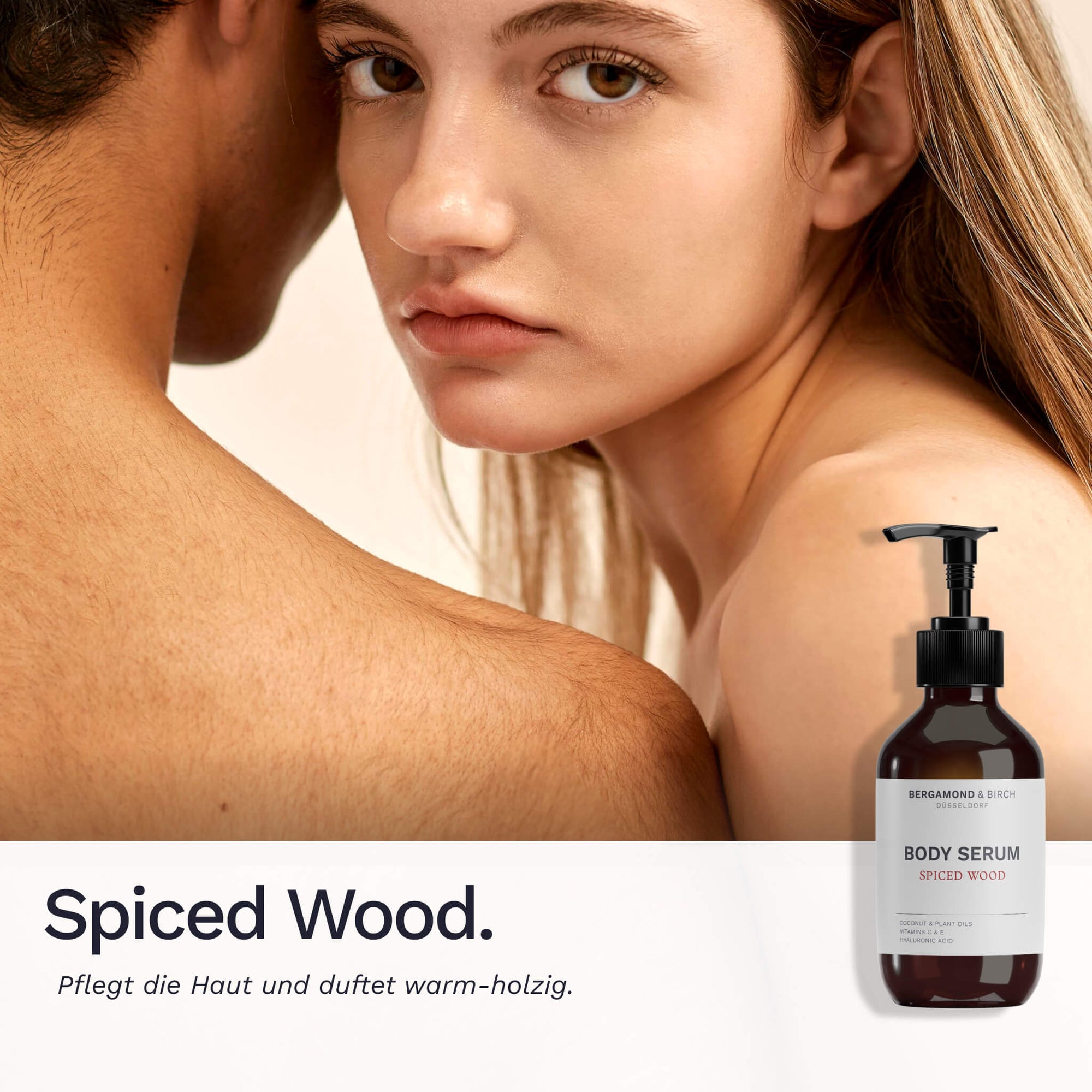 Vitalisé No. 51 Body Serum Spiced Wood von Bergamond & Birch – Lifestyle-Bild mit Pärchen, weiche geschmeidige Haut im Fokus. Leichtes Körperserum mit Kokosnuss- & Pflanzenölen, Vitamin C & E sowie Hyaluronsäure. Warm-holziger Duft.
