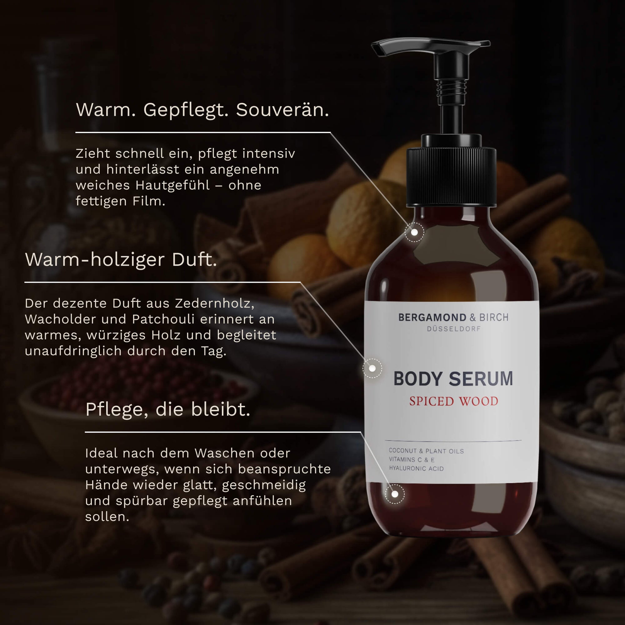 Das Bergamond and Birch Body Serum Spiced Wood steht vor warmen Gewürzen während kurze Texte die intensive Pflege das weiche Hautgefühl und den dezenten warm holzigen Duft beschreiben.

