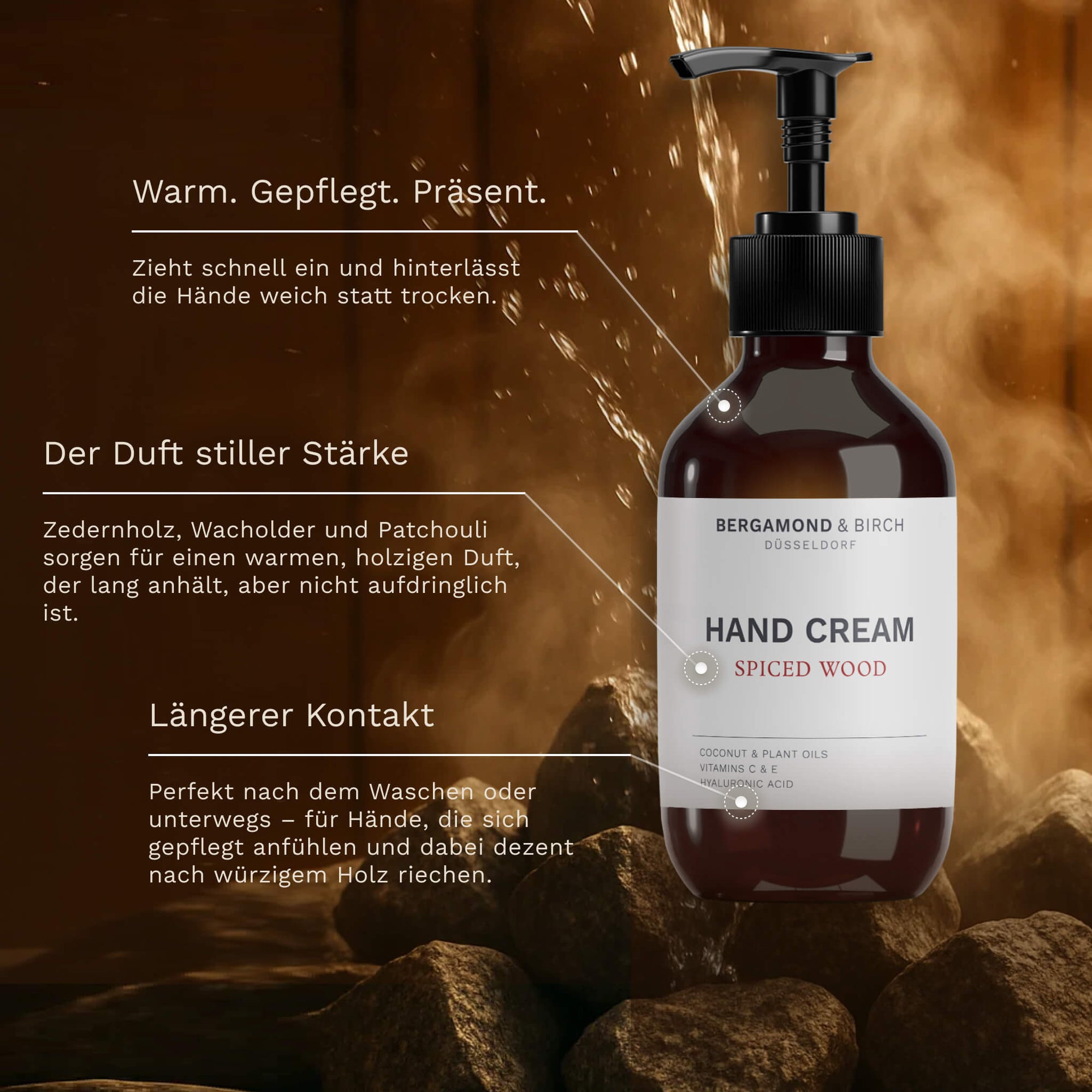 Vor einem warmen braunen Hintergrund mit Steinen steht die Bergamond and Birch Hand Cream Spiced Wood und Begleittext beschreibt schnell einziehende Pflege einen dezenten warmen Duft aus Zedernholz Wacholder und Patchouli sowie weich gepflegte Hände für den Alltag.