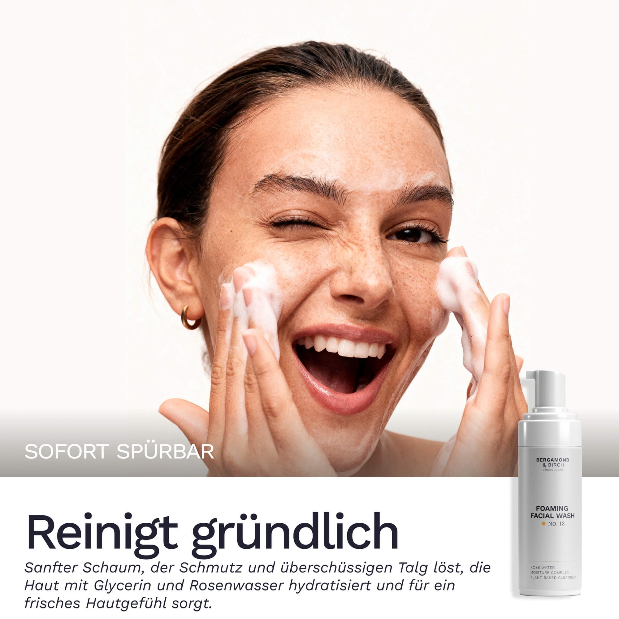 Model wäscht sich das Gesicht mit Wasser während rechts unten der Spender des Foaming Facial Wash No 18 von Bergamond & Birch zu sehen ist und der Claim reinigt gründlich eingeblendet wird
