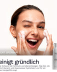 Model wäscht sich das Gesicht mit Wasser während rechts unten der Spender des Foaming Facial Wash No 18 von Bergamond & Birch zu sehen ist und der Claim reinigt gründlich eingeblendet wird
