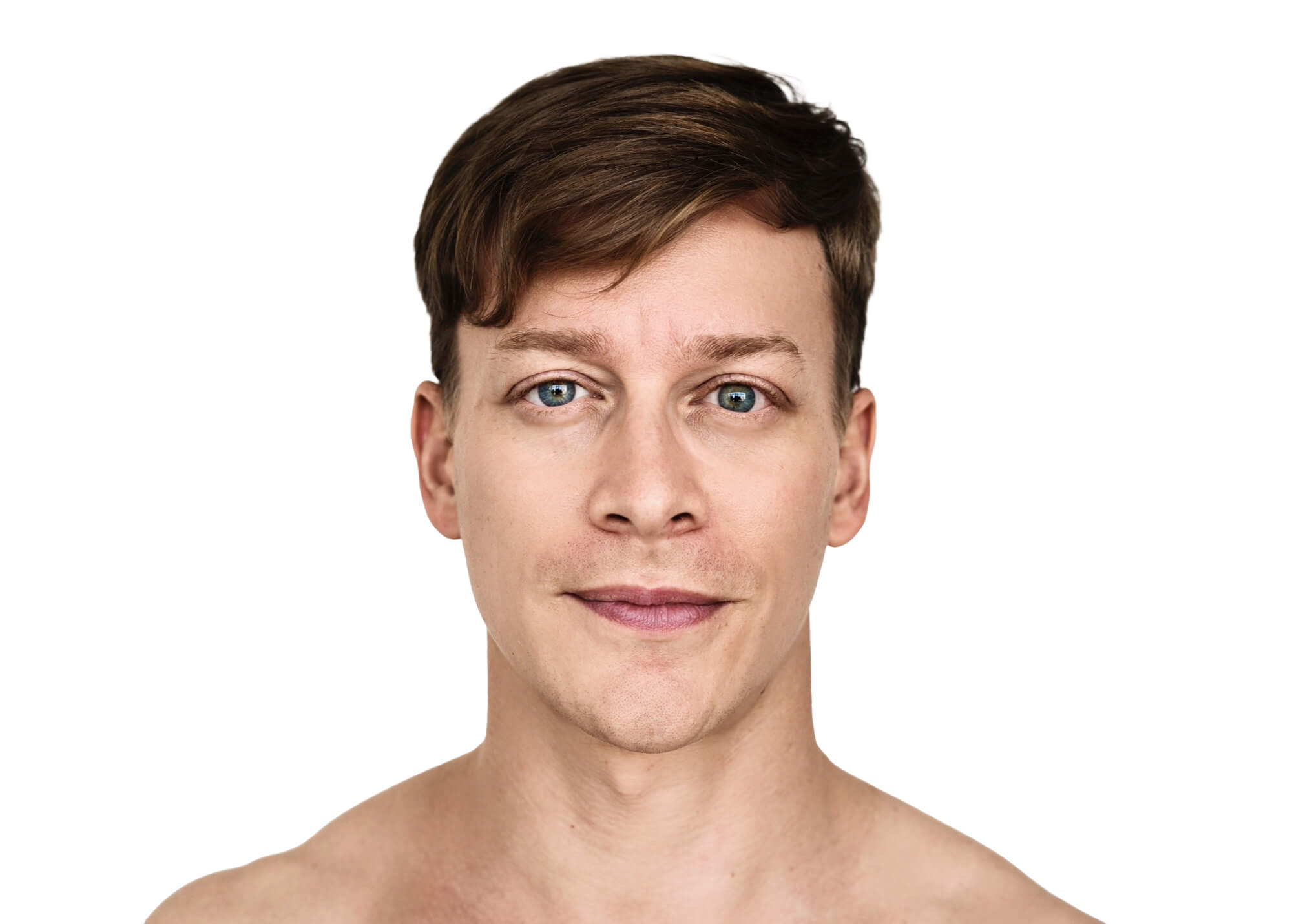 Männliches Model mit freiem Oberkörper blickt frontal in die Kamera vor weißem Hintergrund, Nahaufnahme eines gepflegten Gesichts als Symbol für Gesichtspflege-Collection.